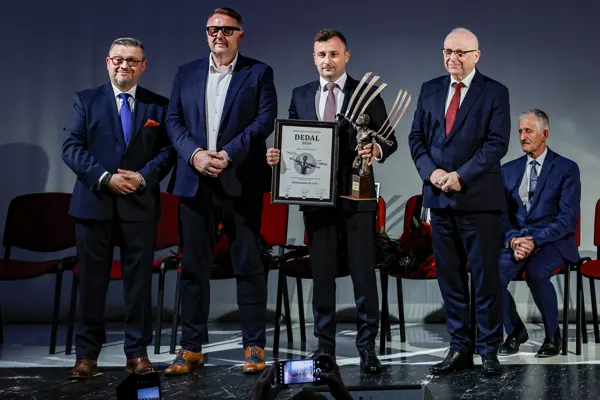 Vatra Group z dyplomem i statuetką Dedala na scenie gali Firma Roku Podbeskidzia 2026